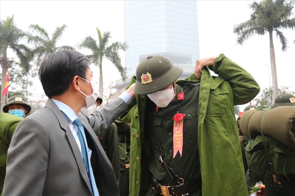 Chủ tịch UBND Thừa Thiên Huế - Nguyễn Văn Phương đã đến động viên, tiến các thanh niên lên đường nhập ngũ.