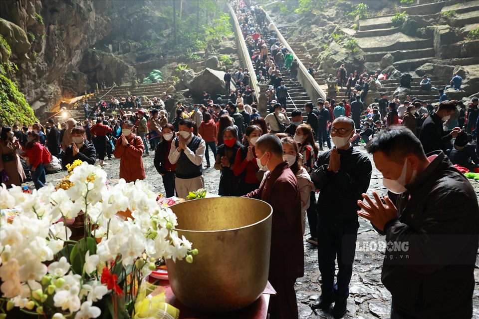 7h sáng, các đoàn khách đổ về chùa Hương bắt đầu đông đúc hơn, tuy nhiên vẫn khá vắng vẻ so với các năm trước.