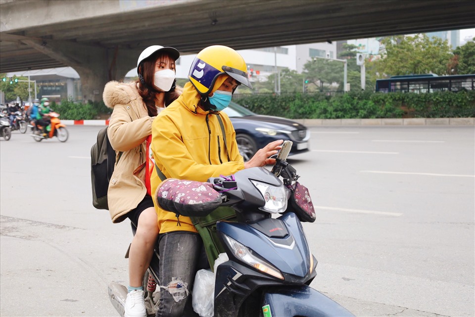 Một tài xế xe ôm công nghệ của Be chở khách. Ảnh: Nguyễn Thuý.