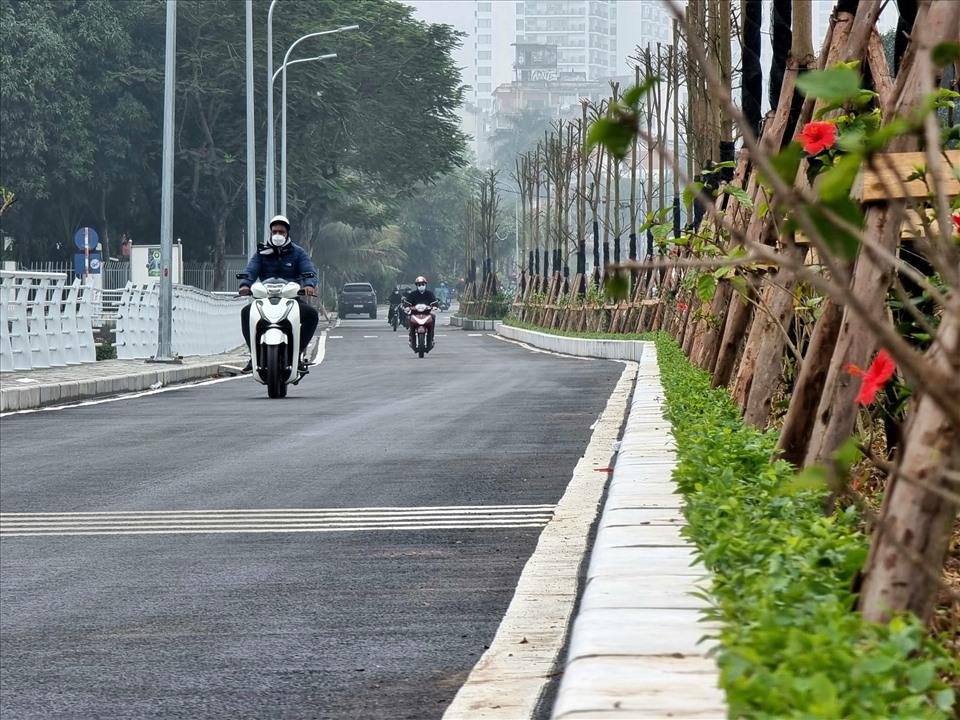 Ông Hoàng Minh Hiếu, 68 tuổi (Tây Hồ) cho biết, “trước đây con đường này nhỏ, 2 xe ô tô đi ngược chiều thì phải nhường đường nhau. Nay đường được sửa sang, chúng tôi cũng có thêm không gian để đi bộ tập thể dục“.