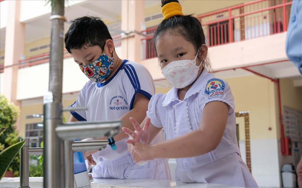 Học sinh được hướng dẫn rửa tay trước khi ăn.