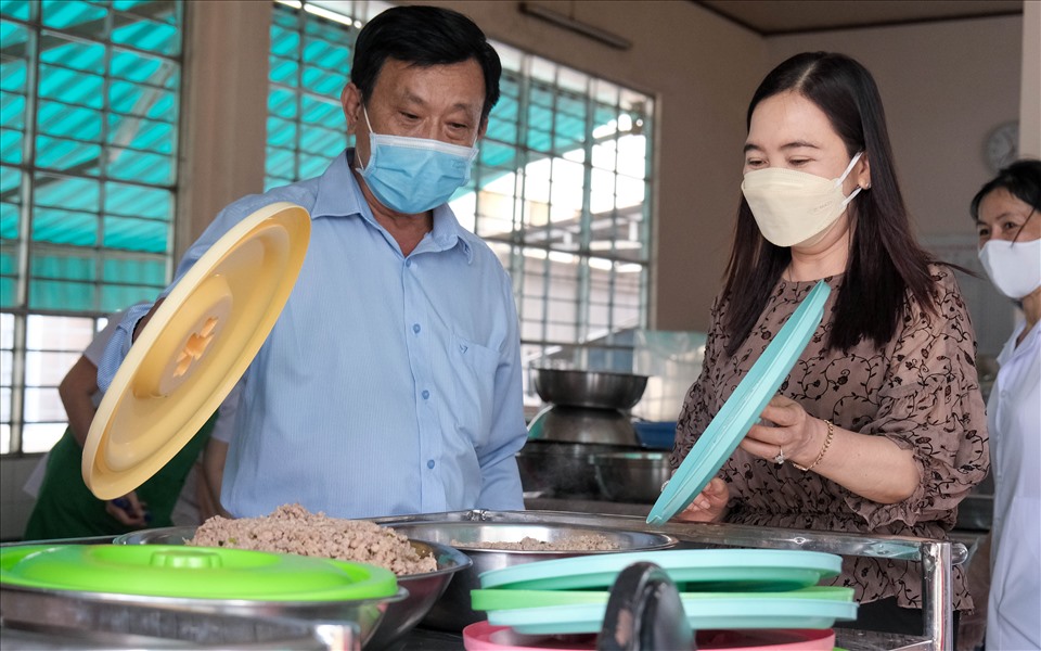 Ông Nguyễn Hữu Nhân - Trưởng Phòng Chính trị tư tưởng (Sở GD&ĐT) kiểm tra công tác đảm bảo an toàn trong khu vực nhà bếp.