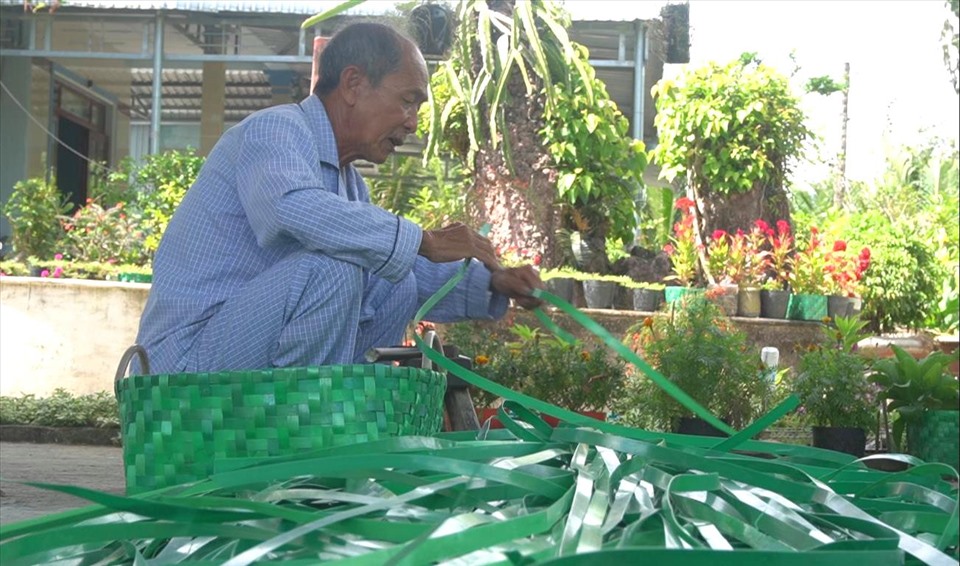 Dù đã lớn tuổi nhưng đôi tay ông Nguyễn Văn Lẹ vẫn nhanh thoăn thoắt khi đan các sản phẩm bằng dây nhựa buộc gạch. Đây là loại dây rất cứng, rất khó làm nhưng lại không làm khó được ông Lẹ.