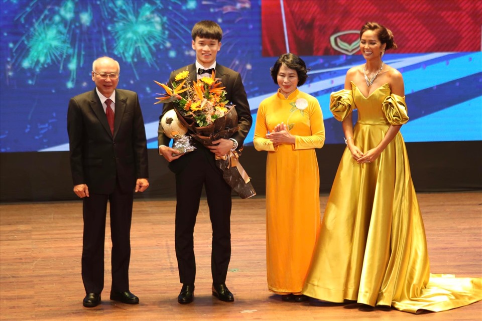 Hoàng Đức rạng rỡ nhận danh hiệu Quả bóng vàng Việt Nam 2021. Ảnh: Thanh Vũ