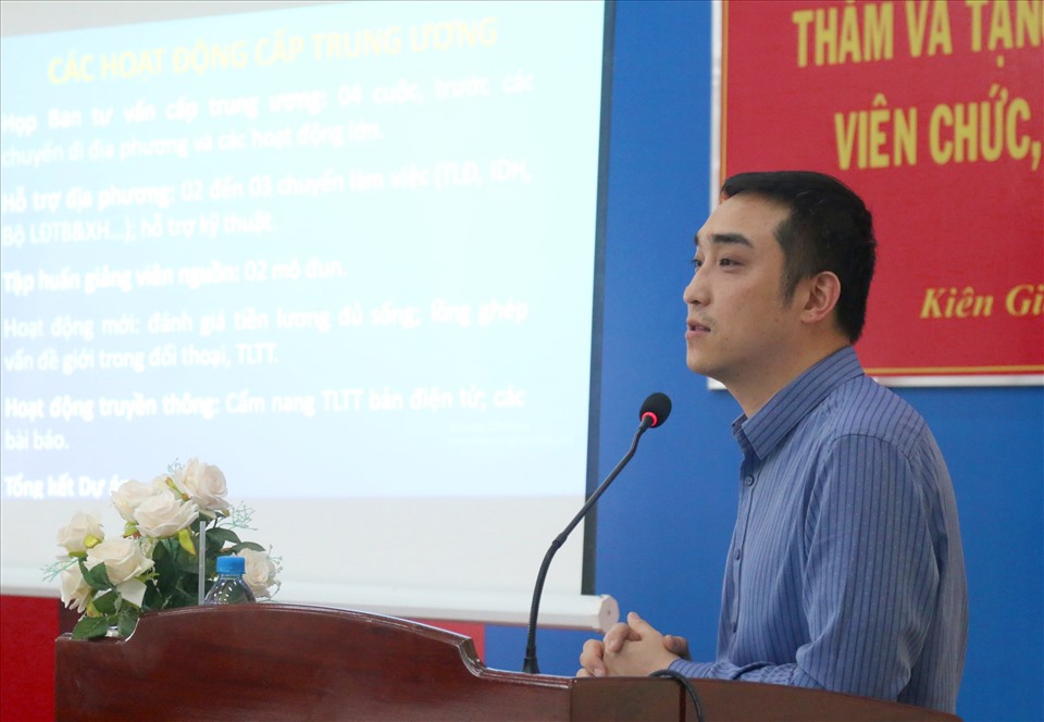 Ông Hoàng Việt - cán bộ Chương trình IDH chia sẻ thông tin Dự án “Thúc đẩy đối thoại, thương lượng tập thể ngành chế biến thủy sản tại Việt Nam”. Ảnh: LĐ
