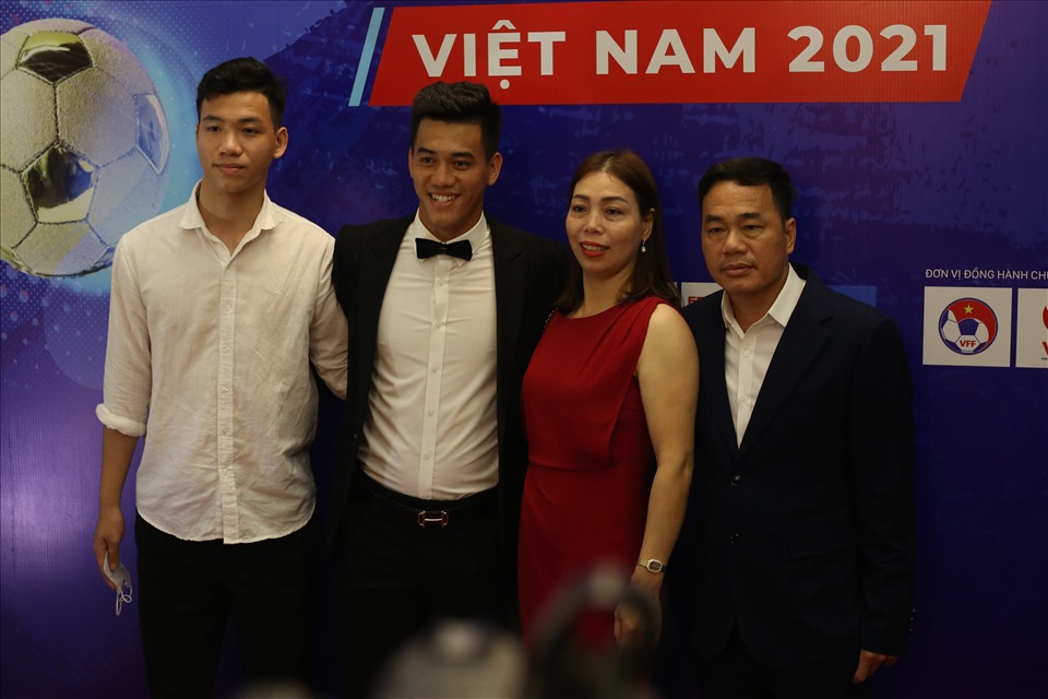 Tiến Linh cùng bố mẹ và em trai.