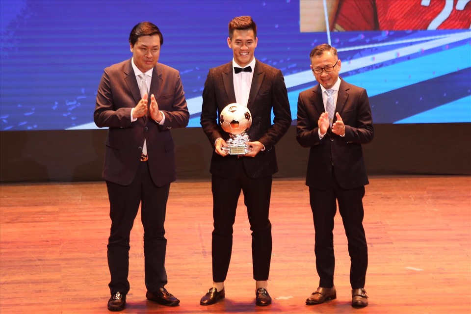 Nguyễn Tiến Linh nhận giải Quả bóng đồng Việt Nam 2021.