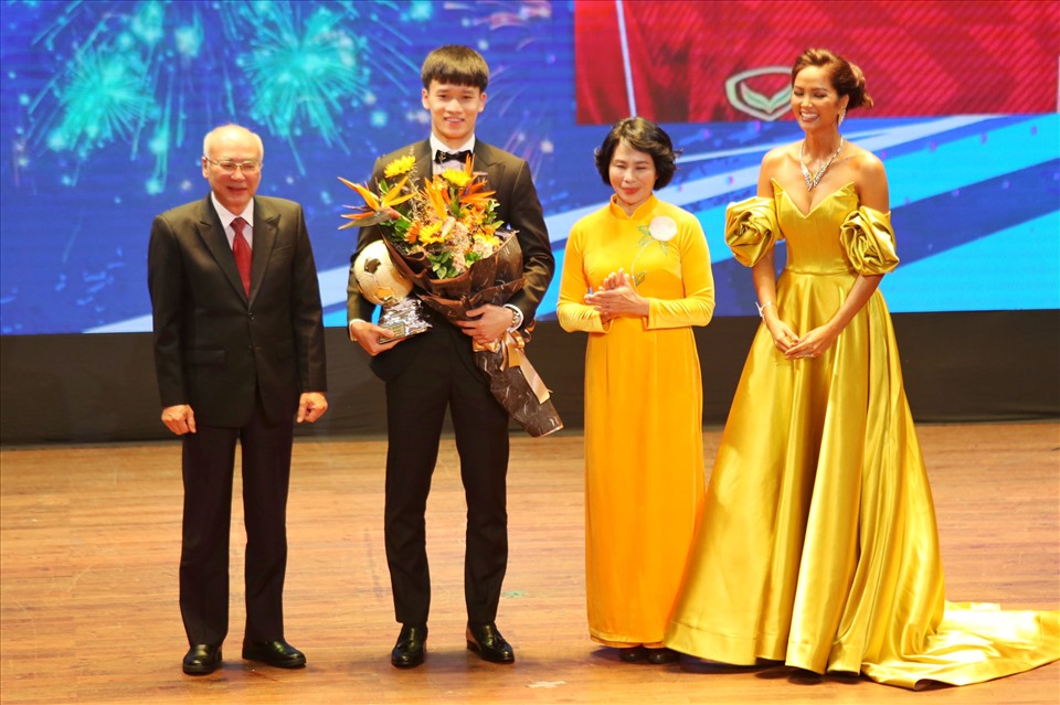 Ở danh hiệu cao quý nhất dành cho nam, hoa hậu H'Hen Niê đã đọc tên Nguyễn Hoàng Đức. Tiền vệ của câu lạc bộ Viettel nhận được phần lớn số phiếu bầu với những màn trình diễn đẳng cấp trong màu áo tuyển Việt Nam ở vòng loại World Cup 2022.