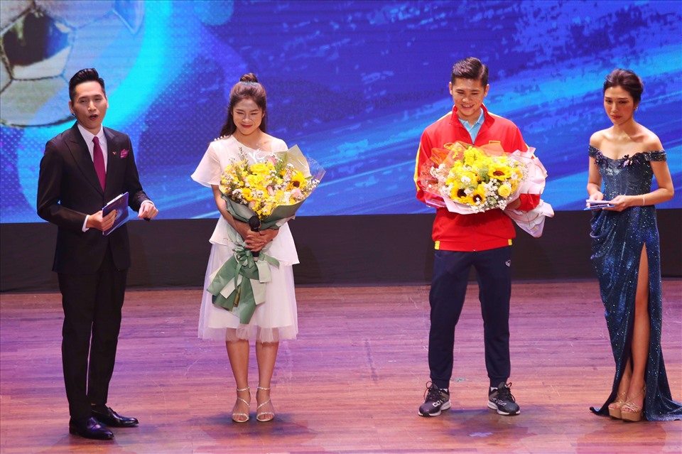 Thanh Nhã (tuyển nữ Việt Nam) và Nhan Gia Hưng (tuyển futsal Việt Nam) đại diện cho các cầu thủ trẻ có thành tích xuất sắc.
