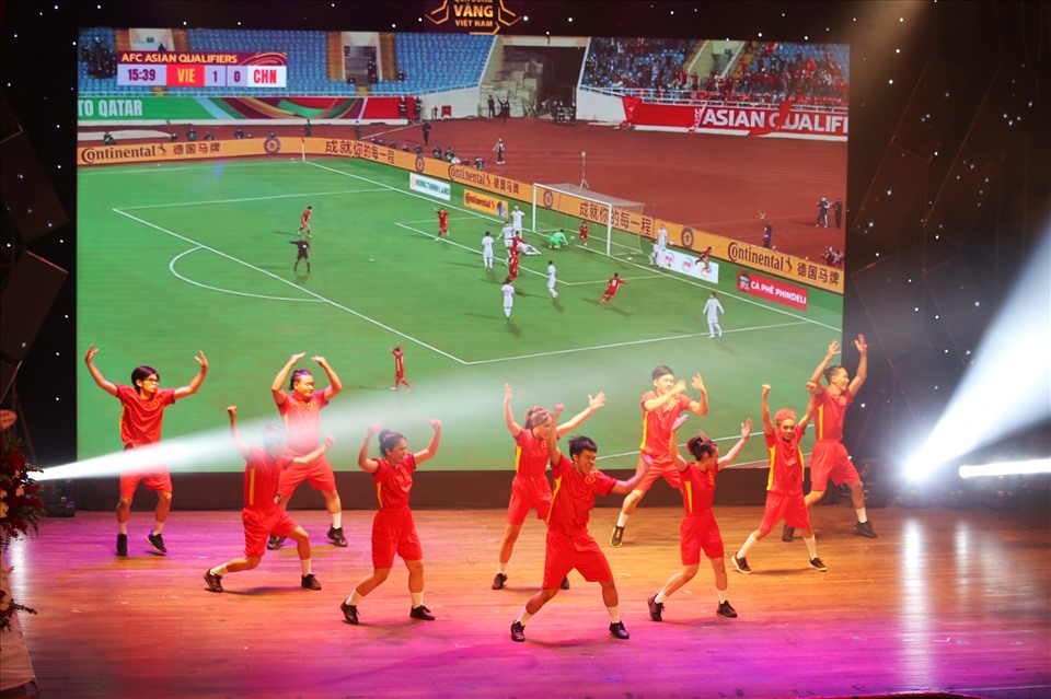 Tối 16.2, tại Nhà hát TPHCM (Quận 1) đã diễn ra gala trao giải Quả bóng vàng Việt Nam 2021. Trước khi công bố các giải thưởng, nhiều tiếc mục hấp dẫn gợi nhớ về thành công của bóng đá Việt Nam trong năm qua đã được trình diễn.