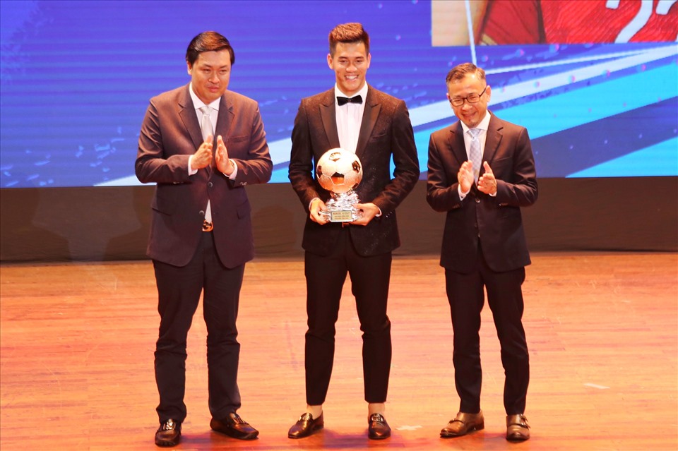 Nguyễn Tiến Linh giành Quả bóng đồng. Tiền đạo sinh năm 1997 đã có màn trình diễn xuất sắc khi góp công lớn giúp tuyển Việt Nam lần đầu lọt vào vòng loại cuối cùng một kỳ World Cup.