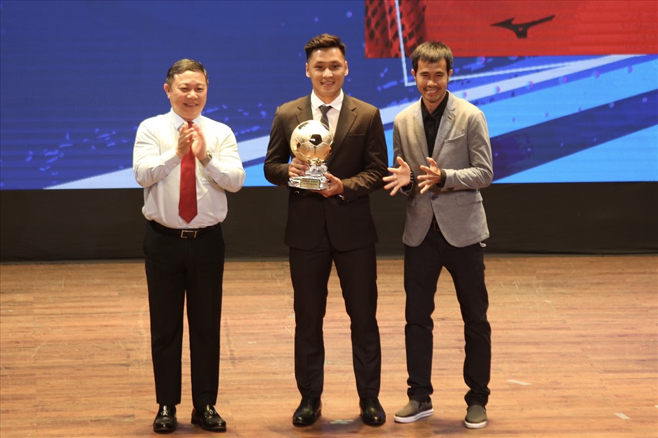 Hồ Văn Ý là chủ nhân danh hiệu Quả bóng vàng 2021 ở hạng mục futsal. Quả bóng bạc thuộc về Châu Đoàn Phát. Nguyễn Minh Trí giành Quả bóng đồng.