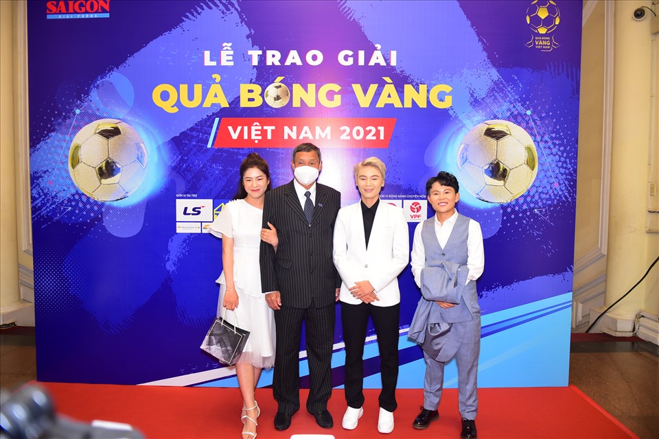 Cầu thủ sinh năm 2021 (bìa trái) cùng huấn luyện viên Mai Đức Chung và các động đội ở đội tuyển nữ Việt Nam là Hải Yến và Bích Thuỳ.
