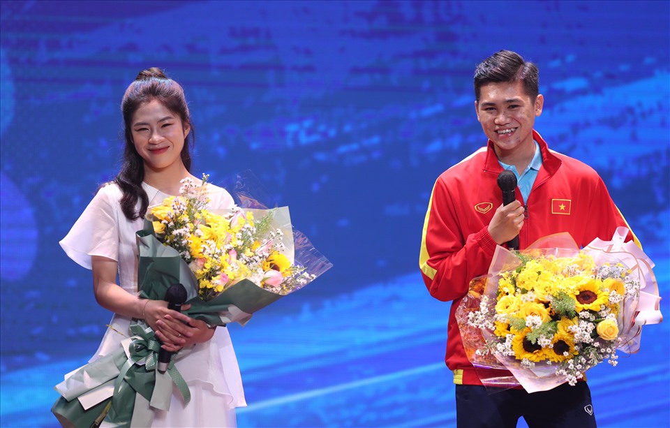 Thanh Nhã (tuyển nữ Việt Nam) và Nhan Gia Hưng (tuyển futsal Việt Nam) đại diện cho các cầu thủ trẻ có thành tích xuất sắc.