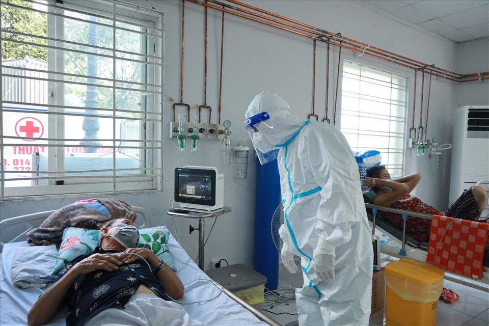 Lực lượng y tế chống dịch tại bệnh viện dã chiến TP Thủ Đức. Ảnh: Nguyễn Ly