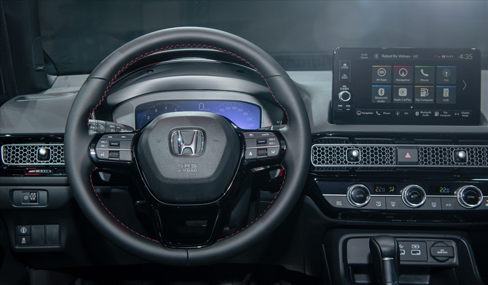 Cả 3 phiên bản RS, G, E của Honda Civic 2022 đều được trang bị hệ thống hỗ trợ lái xe an toàn Honda SENSING bao gồm 6 tính năng: Hệ thống phanh giảm thiểu va chạm (CMBS), Hệ thống đèn pha thích ứng tự động (AHB), Hệ thống kiểm soát hành trình thích ứng bao gồm dải tốc độ thấp (ACC with LSF), Hệ thống hỗ trợ giữ làn đường (LKAS), Hệ thống giảm thiểu chệch làn đường (RDM), và Hệ thống thông báo xe phía trước đã khởi hành (LCDN) - tính năng hoàn toàn mới được bổ sung.