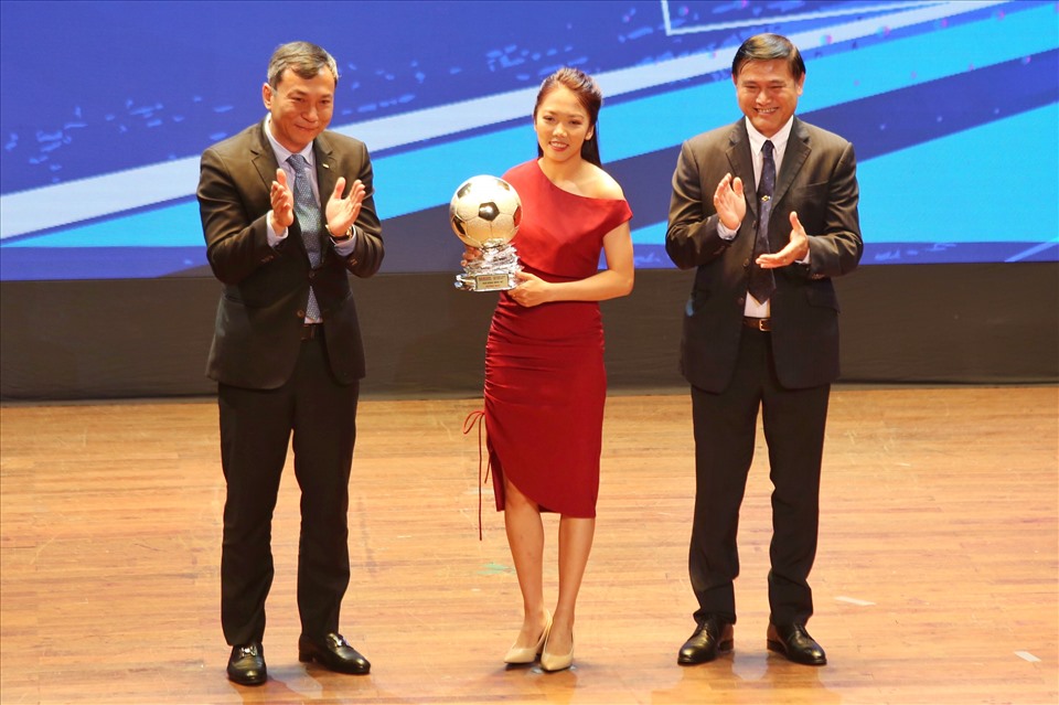 Huỳnh Như giành danh hiệu Quả bóng vàng nữ 2021. Ảnh: Thanh Vũ