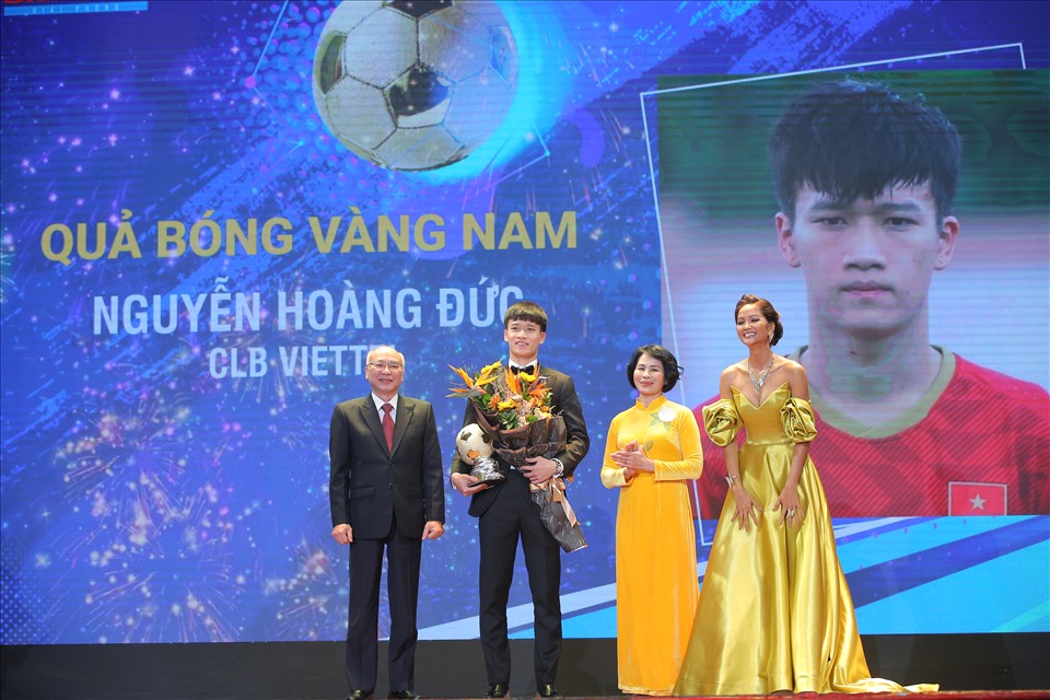 Ở hạng mục quan trọng nhất trong đêm gala là Quả bóng vàng nam 2021, hoa hậu H'Hen Niê vinh dự là người công bố kết quả bầu chọn.