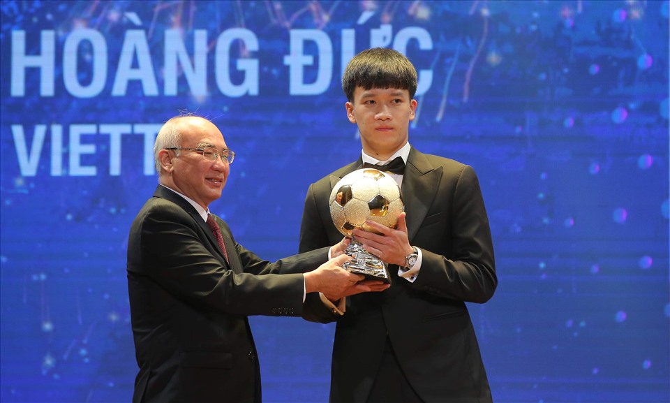 Tiền vệ Hoàng Đức đoạt danh hiệu Quả bóng vàng Việt Nam 2021 với một năm thi đấu ấn tượng trong màu áo câu lạc bộ Viettel và tuyển Việt Nam. Ảnh: Thanh Vũ