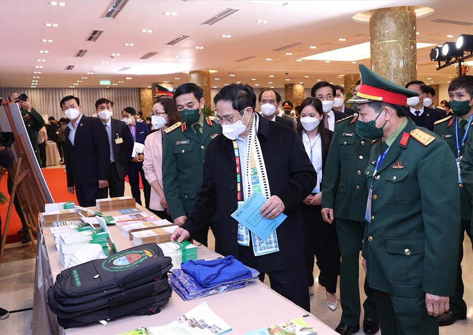 Thủ tướng tham quan triển lãm về khắc phục hậu quả bom mìn sau chiến tranh ở Việt Nam. Ảnh: Nhật Bắc