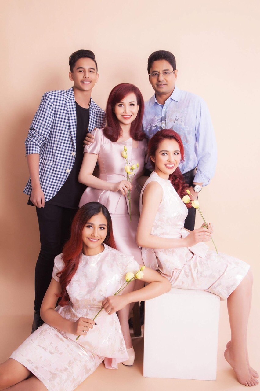 Gia đình hạnh phúc của Hoa hậu Diệu Hoa. Ảnh: FBNV