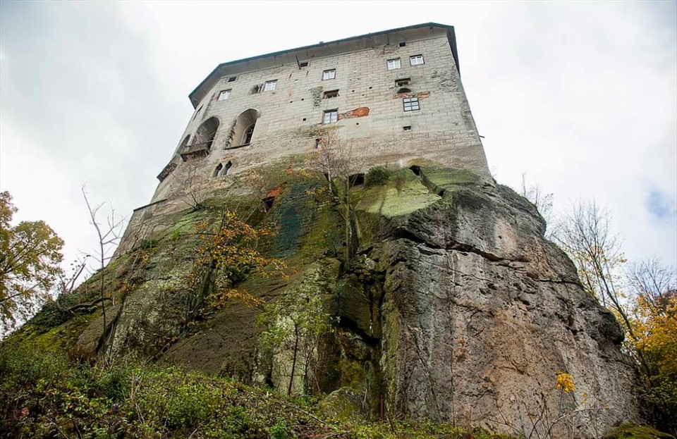 Lâu đài được xây để trấn thủ “cổng địa ngục” ở Cộng hòa Czech. Ảnh; Wiki