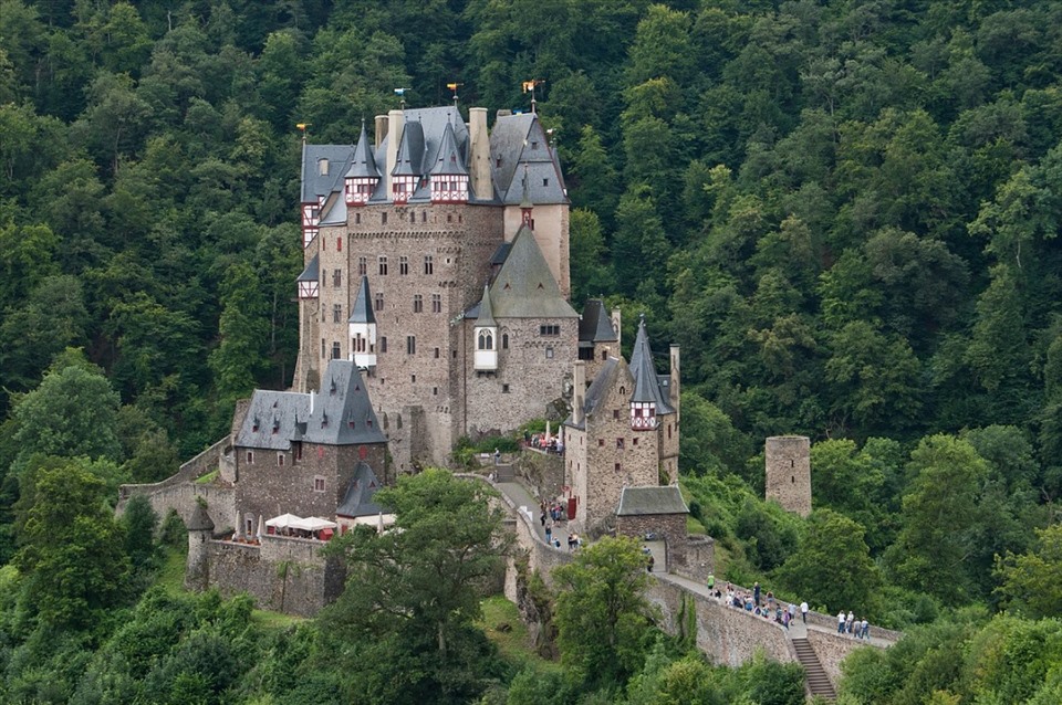 Lâu đài ma ám Burg Eltz tại Đức. Ảnh: Wiki