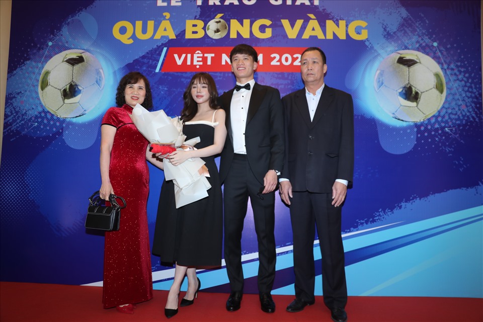 Tối 16.2, tiền vệ Hoàng Đức cùng gia đình có mặt tại Nhà hát Thành phố để dự Gala Quả bóng vàng Việt Nam 2021. Đánh chú ý, sánh bước cùng Hoàng Đức trên thảm đỏ là bạn gái Gia Hân. Ảnh: D.P