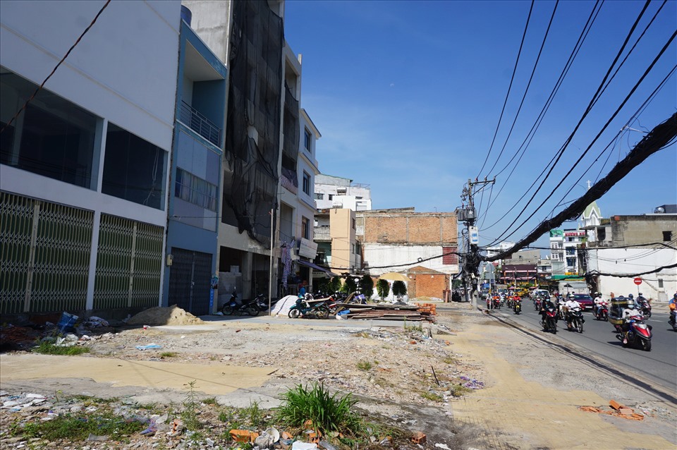 Nhiều căn nhà đường Trường Chinh sau khi bàn giao đã sửa sang lại, một số căn đang được sửa chữa.