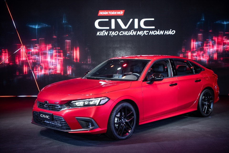 Honda Civic thế hệ mới đã được ra mắt tại Việt Nam, xe vẫn có 3 phiên bản gồm E, G và RS, giá bán lần lượt là 730 triệu, 770 triệu và 870 triệu đồng. Mức giá của Honda Civic 2022 được xem là dễ tiếp cận hơn đời cũ, tuy nhiên đây vẫn là mẫu xe có giá bán cao nhất nhóm sedan hạng C. Ảnh: HVN