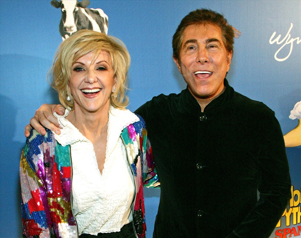 Chủ tịch hội đồng quản trị kiêm giám đốc điều hành của Wynn Resorts Steve Wynn và vợ Elaine Wynn đến dự buổi ra mắt phim Monty Python’s Spamalot tại Wynn Las Vegas, vào năm 2007. Ảnh: Getty Images
