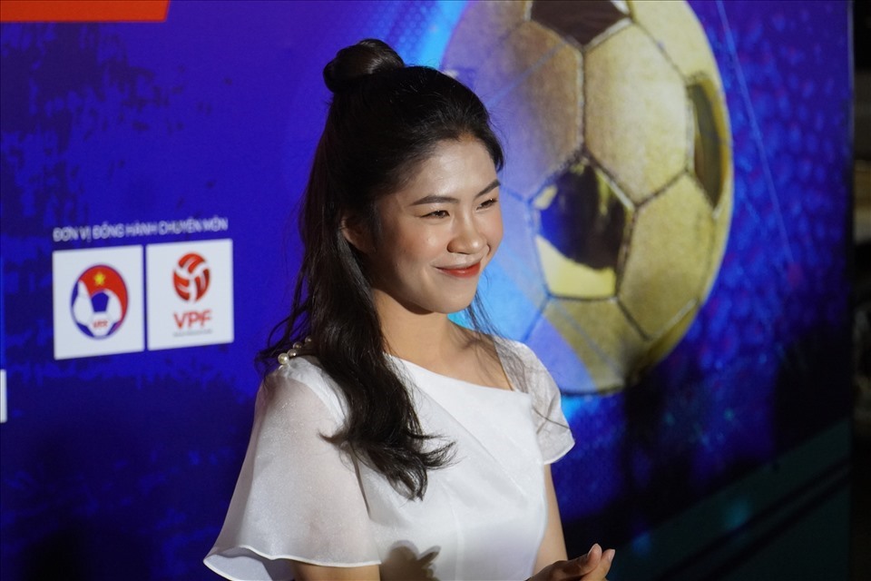 Thanh Nhã xinh đẹp rạng rỡ tại Lễ trao giải Quả bóng vàng Việt Nam 2021. Cô được vinh danh là cầu thủ trẻ tiêu biểu của bóng đá Việt Nam. ẢNh: FBNV