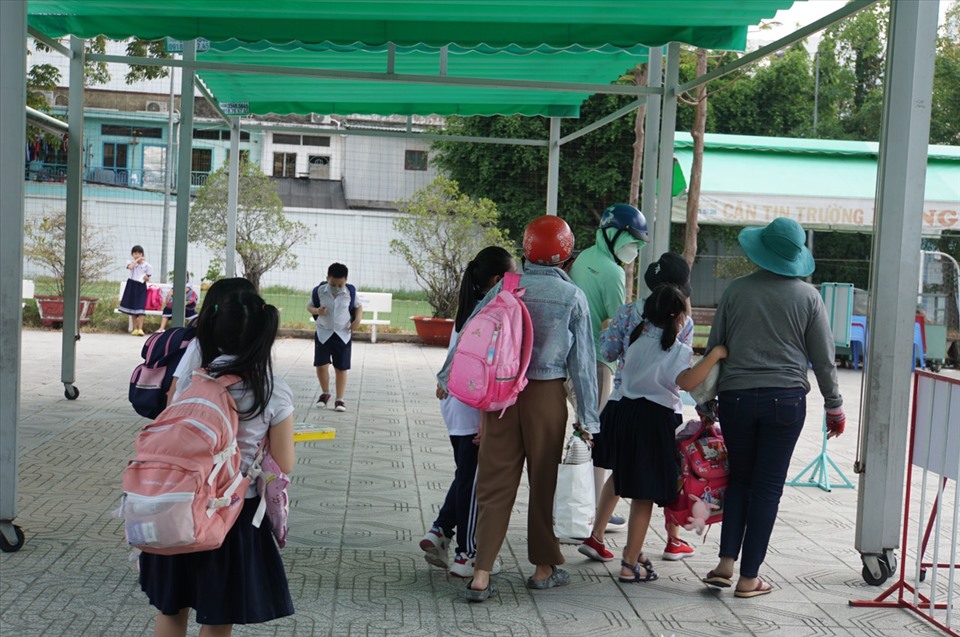 Phụ huynh Trường Tiểu học Bông Sao (quận 8) đón con về nhà do lớp có học sinh là F0. Ảnh: Huyên Nguyễn