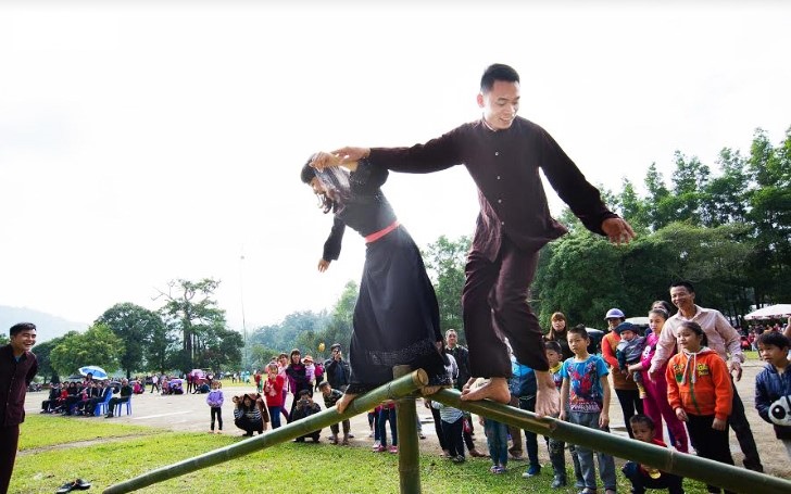 Trò chơi leo cầu vồng tại lễ hội Cầu mùa đình Tân Trào (Sơn Dương, Tuyên Quang).