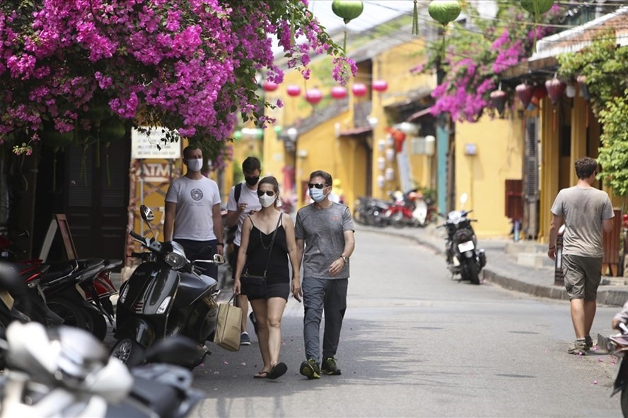 Công văn nêu rõ những yêu cầu đối với khách du lịch quốc tế đến Việt Nam. Ảnh: LĐO