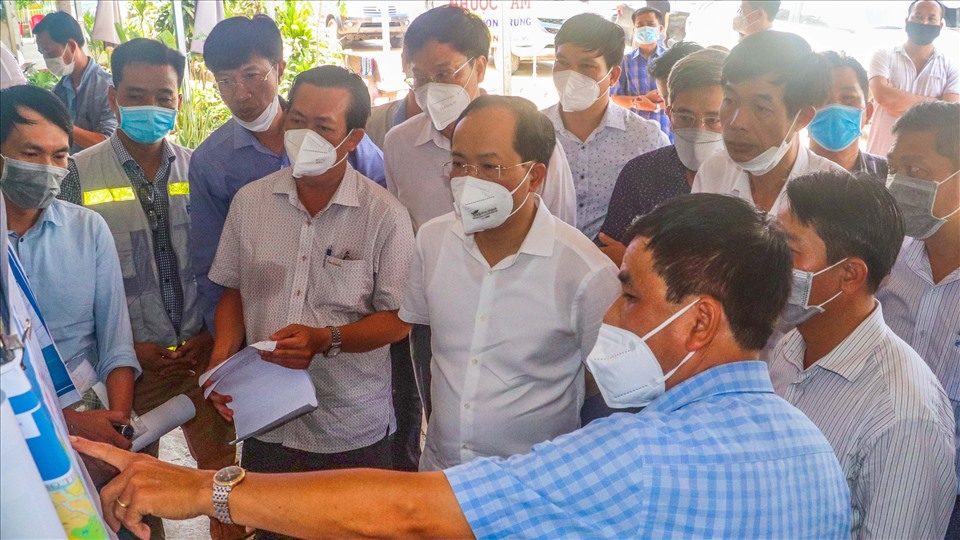 Thứ trưởng Bộ GTVT Nguyễn Duy Lâm (Áo trắng, hàng trên, đeo kính) kiểm tra dự án nâng cấp Quốc lộ 1A