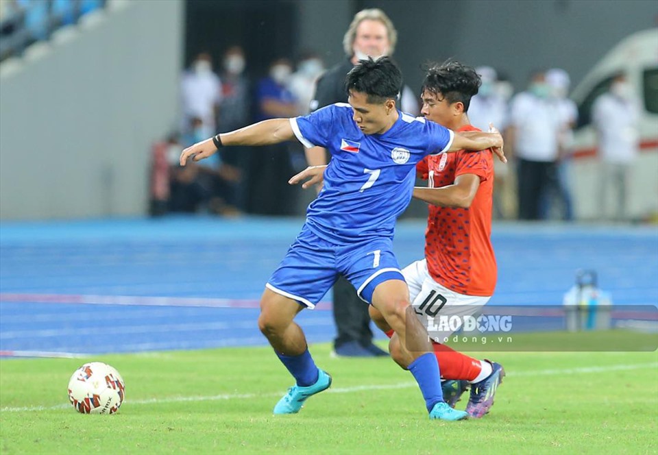 U23 Philippines (áo xanh) thi đấu chắc chắn trước Campuchia. Ảnh: T.V