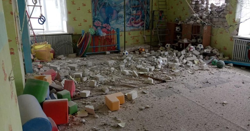 Trường mầm non ở Donbass được cho là mục tiêu pháo kích ngày 17.2. Ảnh Reuters