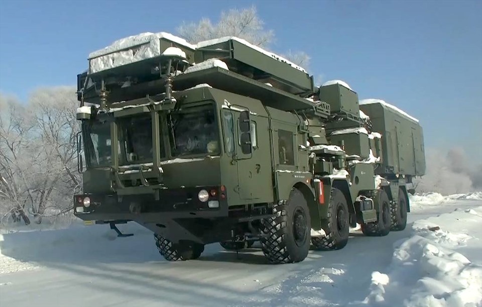 Xe radar với một tiểu đoàn tên lửa S-400. Ảnh: Bộ Quốc phòng Nga