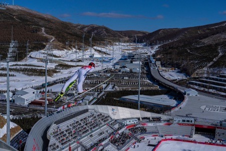 Trung tâm thể thao Quốc gia Trương Gia Khẩu được xây dựng để đăng cai bộ môn trượt tuyết của Olympic Bắc Kinh 2022. Ảnh: New York Times.