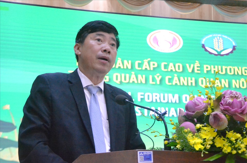 Chủ tịch UBND tỉnh Đồng Tháp Phạm Thiện Nghĩa phát biểu tại diễn đàn. Ảnh: LT