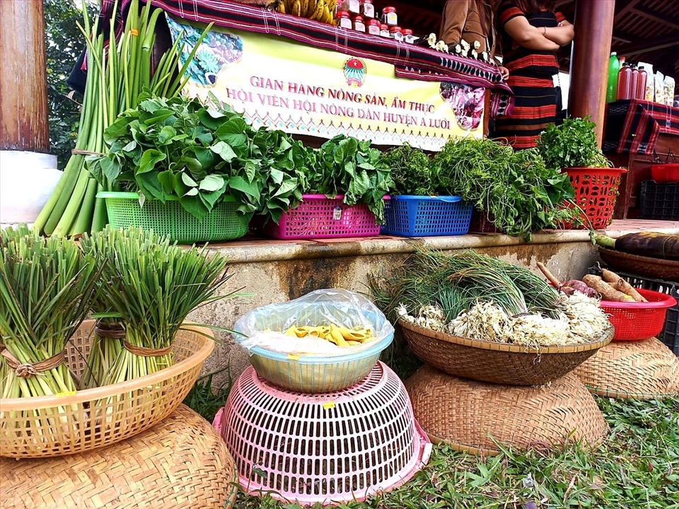 Những đặc sản núi rừng tại chợ phiên. Ảnh: H. Hà.