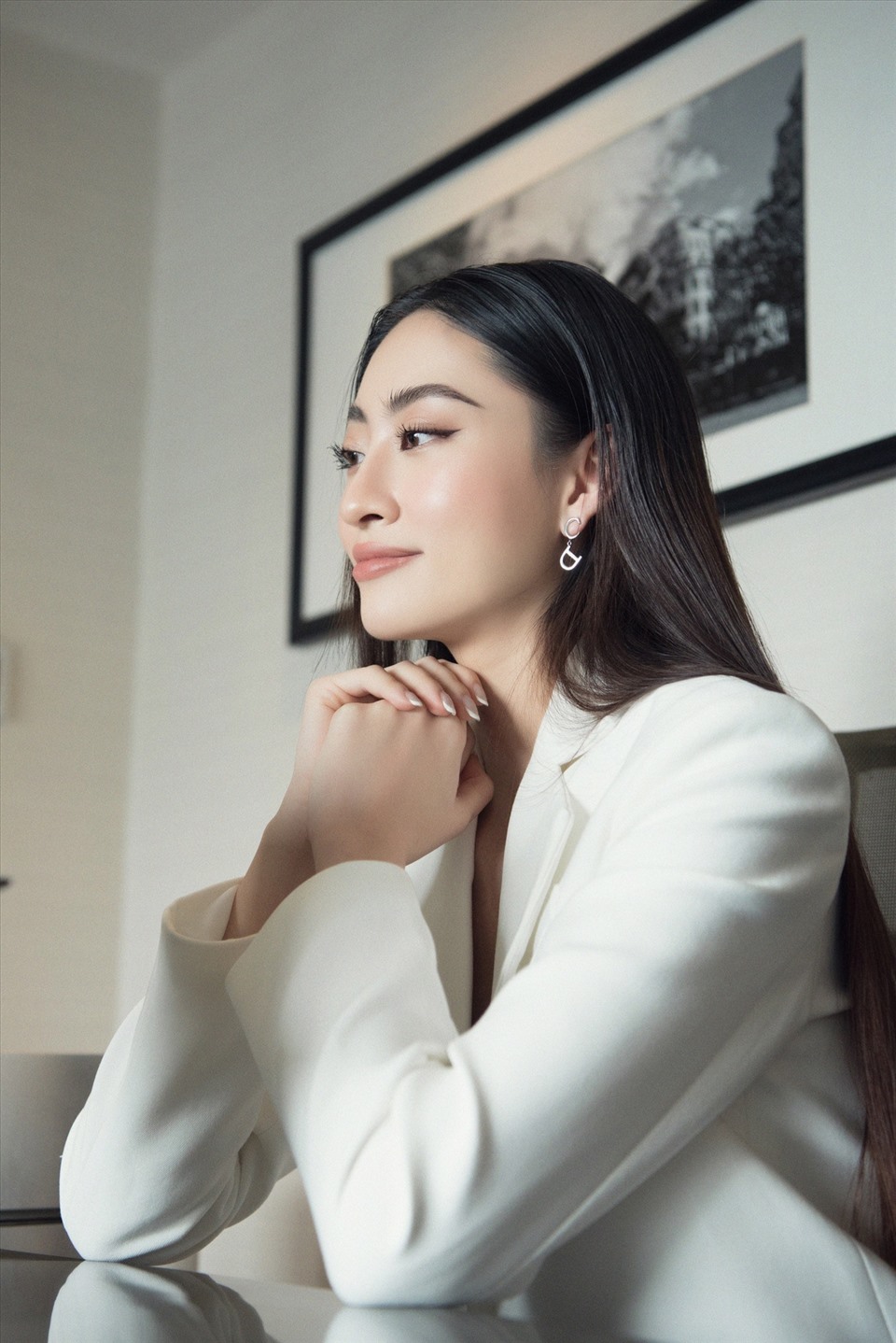 Tham gia buổi trò chuyện, Miss World Vietnam 2019 lựa chọn vest trắng thể hiện