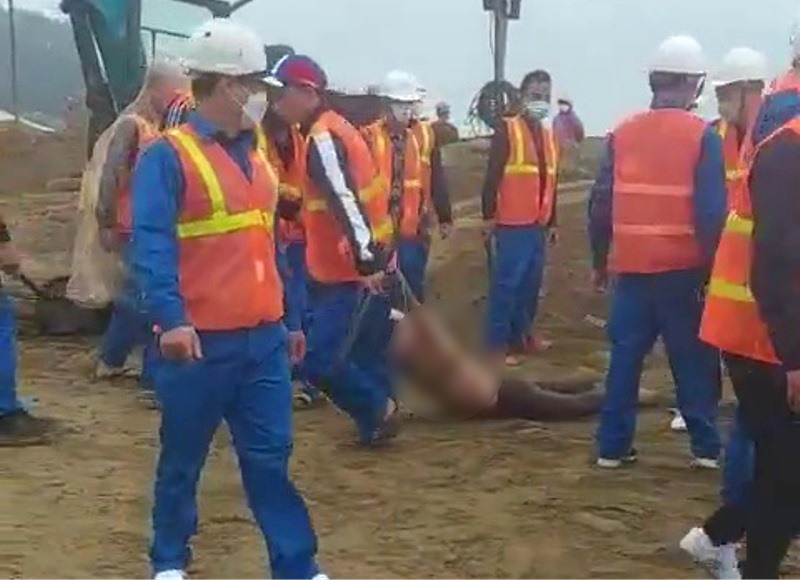 Một người phụ nữ (trong tình trạng chỉ mặc áo ngực và có biểu hiện như ngất xỉu) bị nhóm người kéo lê dưới mặt đất. Ảnh: Cắt từ clip