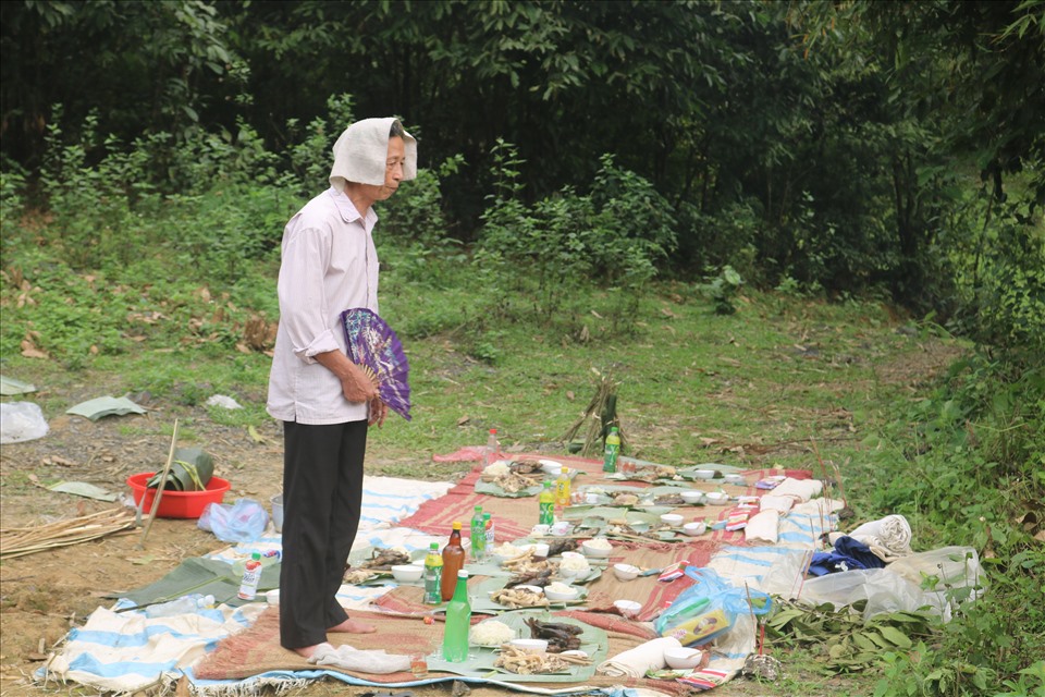 Thầy mo Bùi Văn Xiên, xóm Sơn Phú, xã Phong Phú, huyện Tân Lạc, tỉnh Hoà Bình thực hiện nghi lễ mo thanh minh đầu năm.