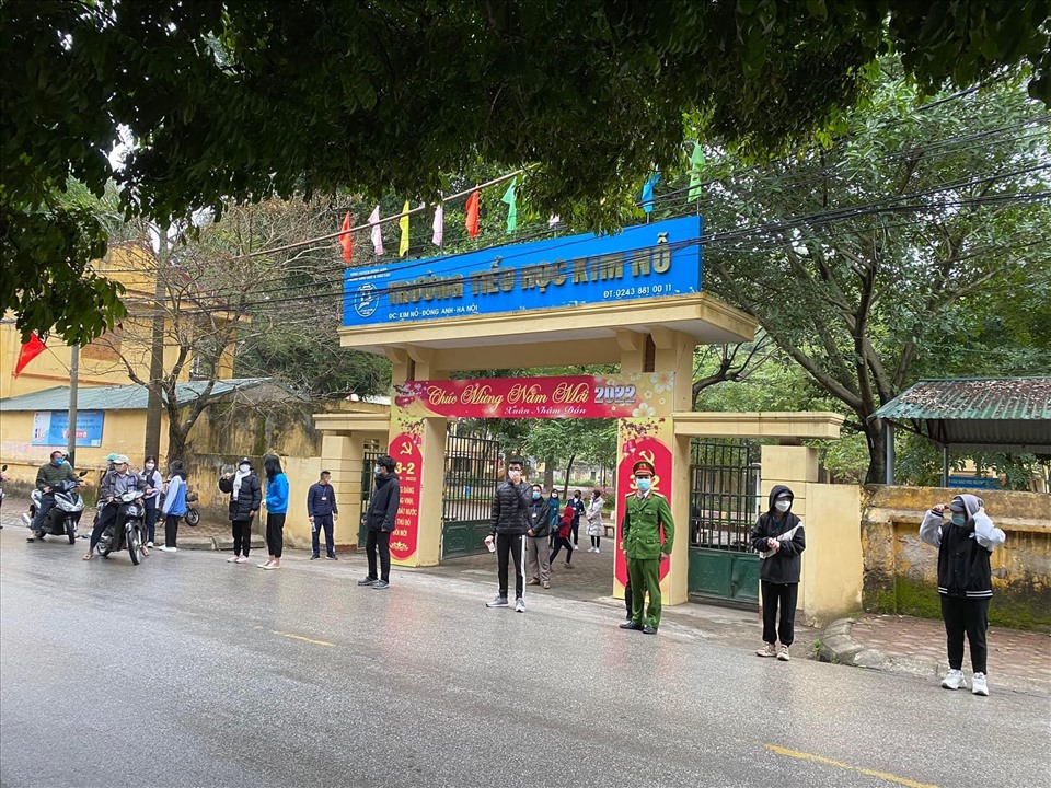 Đội tình nguyện giao thông xanh thuộc Đoàn xã Kim Nỗ đã tổ chức chiến dịch “An toàn tới trường”.