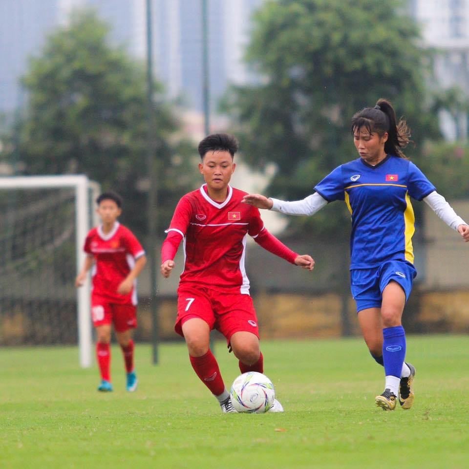 Trần Thị Hải Linh (áo đỏ) là cầu thủ đa năng của câu lạc bộ Hà Nội. Ảnh: H.Đ