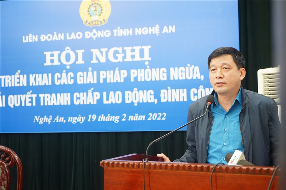 Chủ tịch LĐLĐ tỉnh Nghệ An Kha Văn Tám phát biểu tại Hội nghị. Ảnh: QĐ