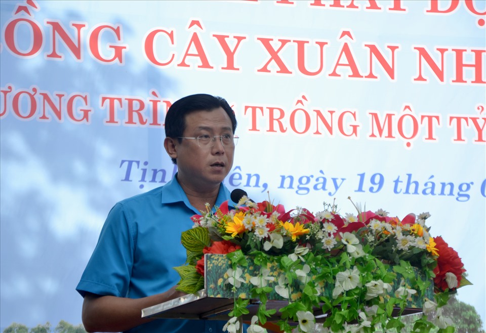 Phó Chủ tịch LĐLĐ tỉnh An Giang Nguyễn Nhật Tiến phát biểu khai mạc và phát động lễ Tết trồng cây. Ảnh: LT