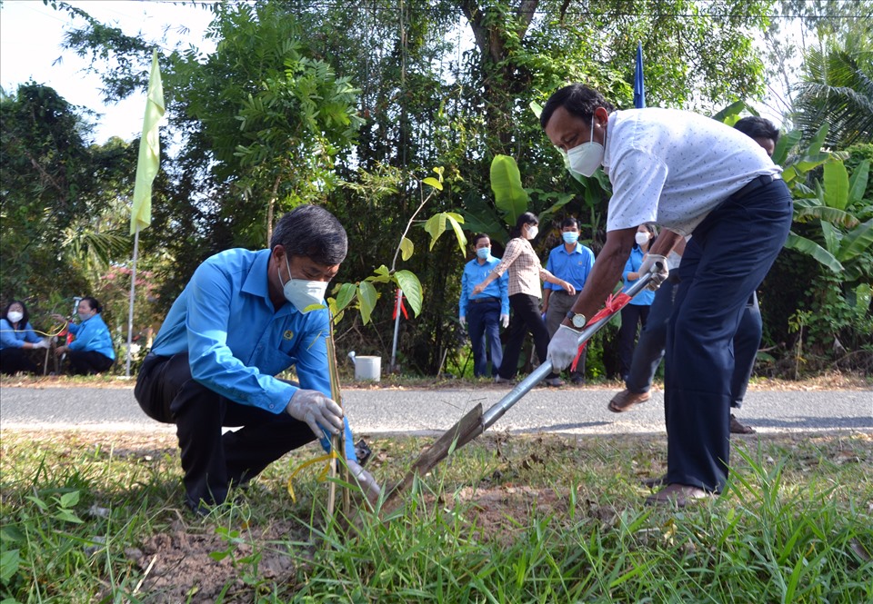 Phó Chủ tịch LĐLĐ tỉnh An Giang Nguyễn Hữu Giang cùng đại diện lãnh đạo huyện Tịnh Biên thực hiện trồng cây xanh. Ảnh: LT